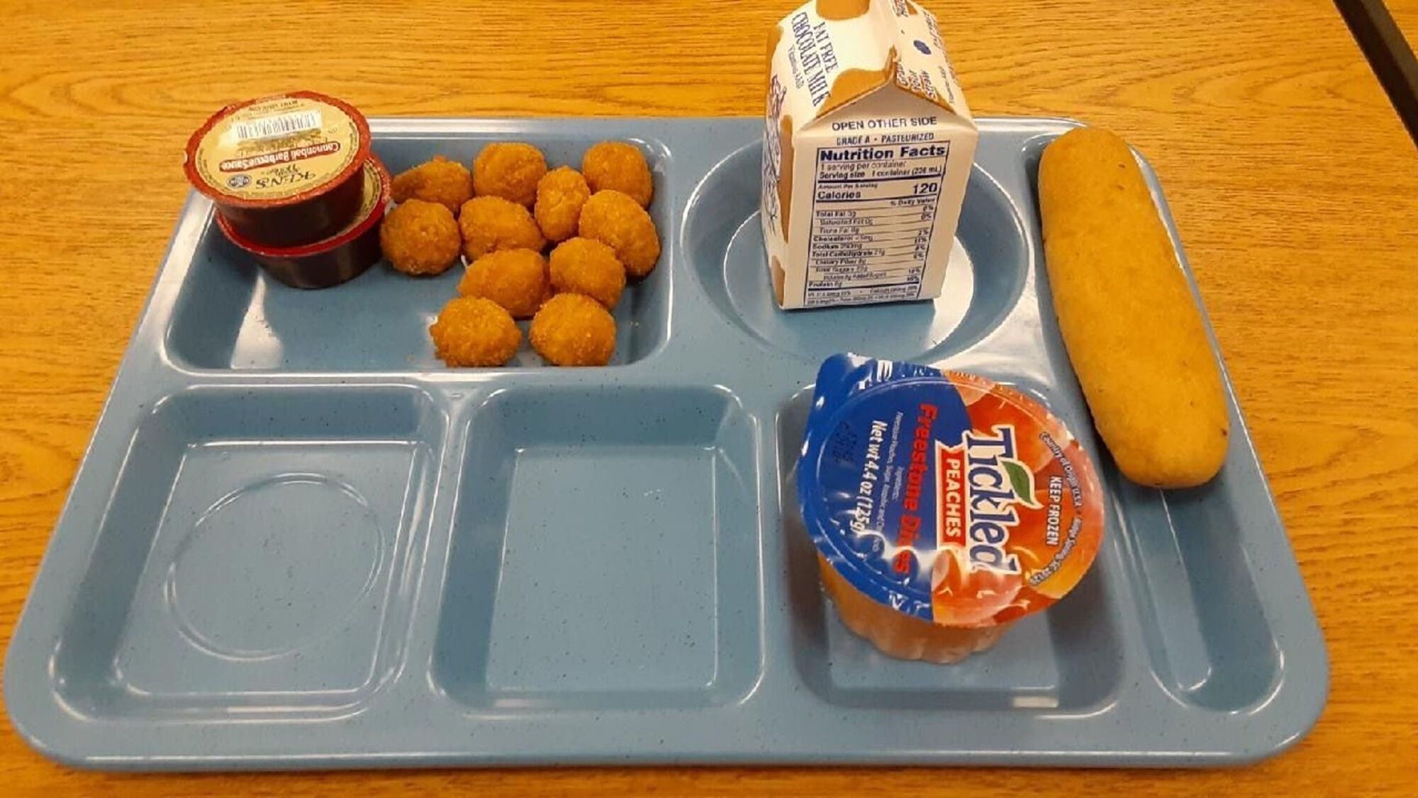 Чоловік надіслав журналістам фото ще кількох шкільних обідів