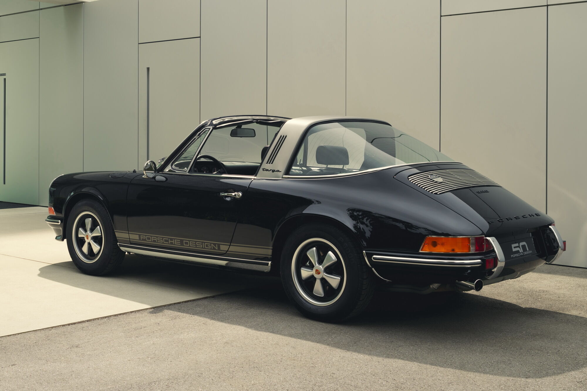 Автомобиль окрасили в черный цвет, а боковые панели кузова украсили полосами платинового цвета и надписью Porsche Design