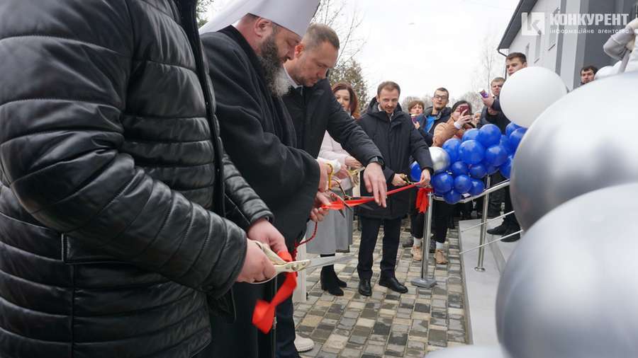 Червону стрічку перерізали ножицями із позолотою