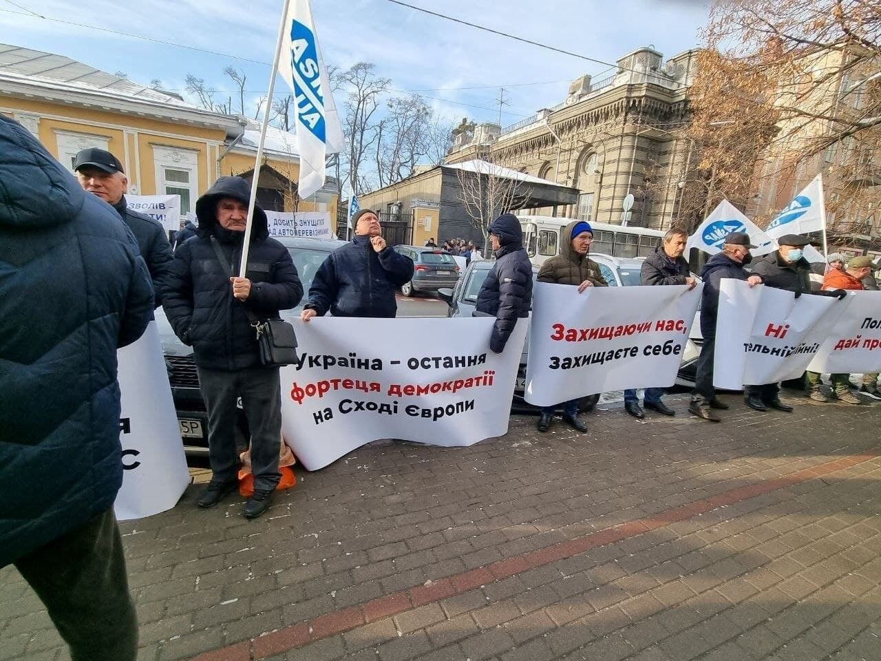 Митингующие передали Чрезвычайному и Полномочному послу Республики Польша в Украине обращение
