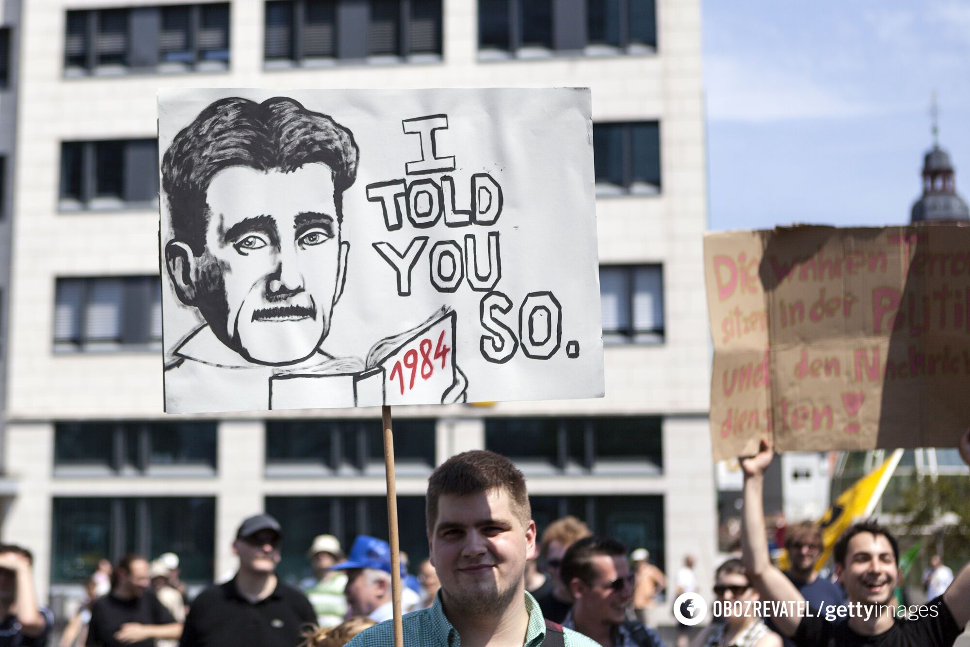 У 2013 році в Німеччині (місто Франкфурт) понад 10 000 людей вийшли на вулиці проти надмірного стеження американської розвідки. Протестувальник тримає плакат "Я ж казав".