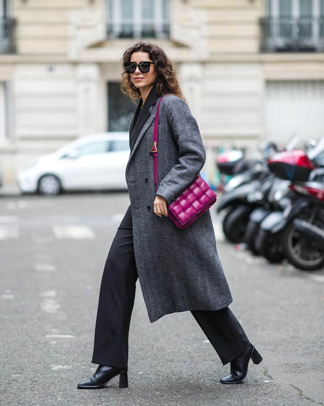 Яркая сумочка стала акцентной для образа с классическим серым пальто и брюками