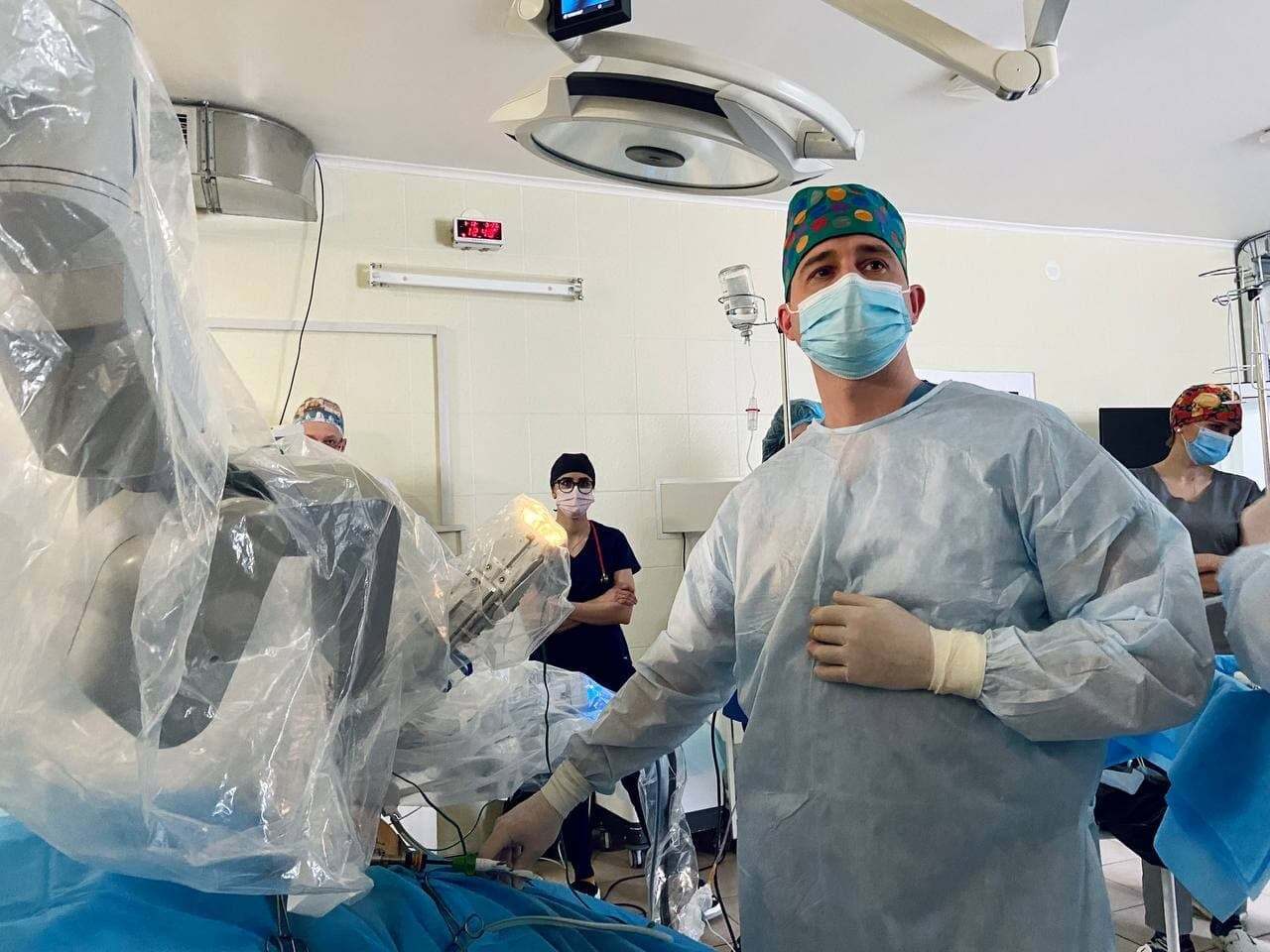 У Львові провели операцію на стравоході за допомогою робота