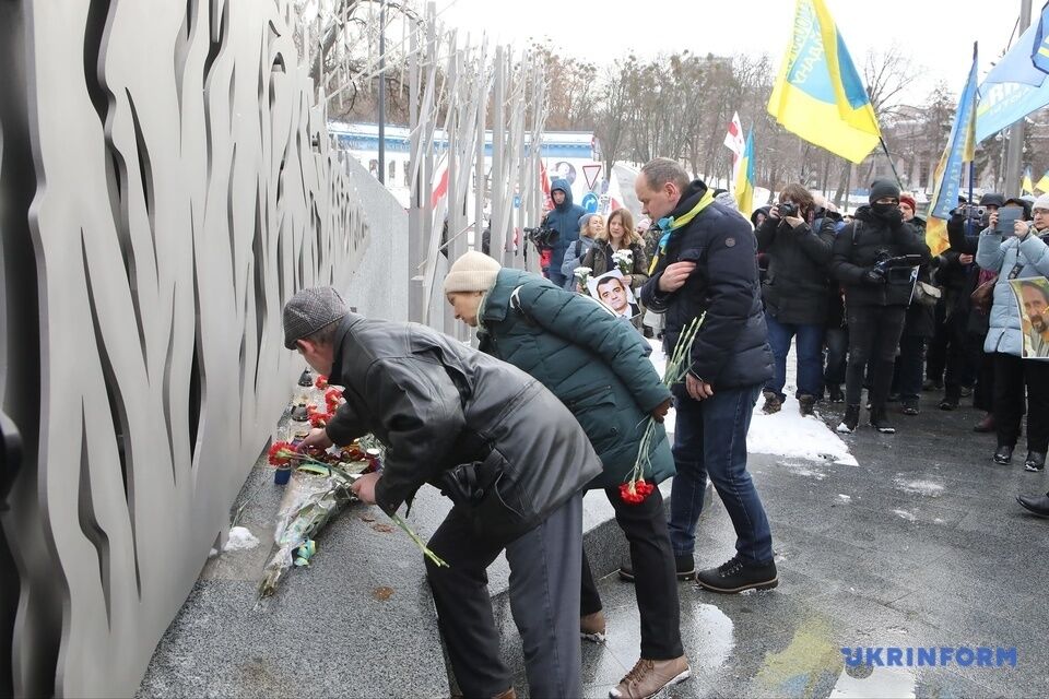 Учасники маршу поклали квіти до меморіального комплексу