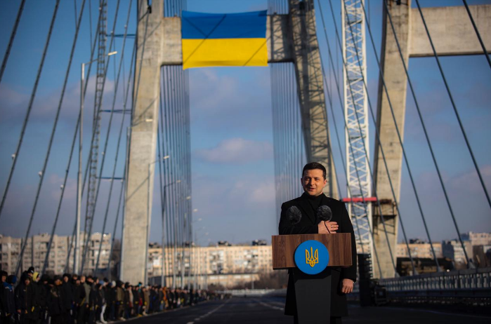 Володимир Зеленський на відкритті мосту в Запоріжжі.