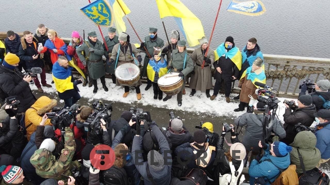 Киевляне на мосту Патона.