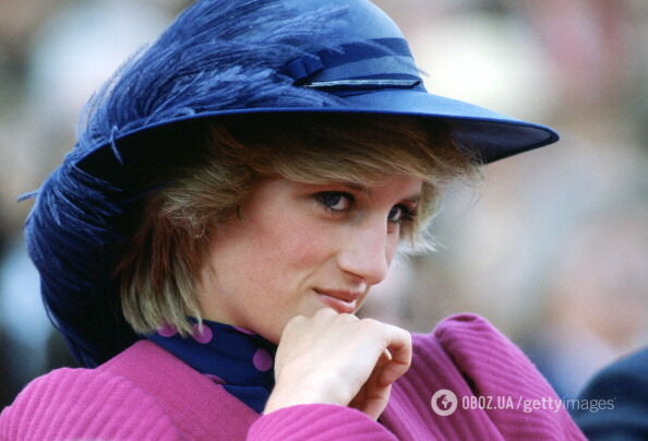Принцесса Диана в синей шляпе.