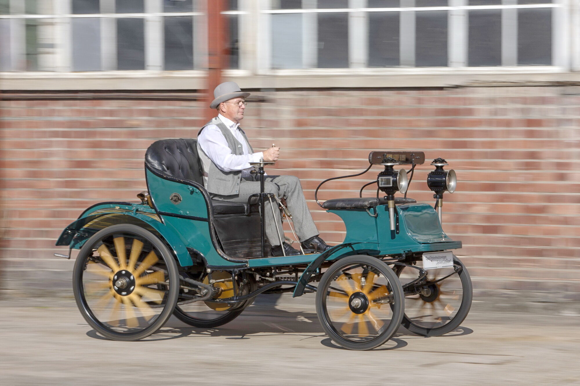 В 1899 году в Рюссельсхайме начинается выпуск "Патентованного автомобиля "Опель" системы Лутцмана"