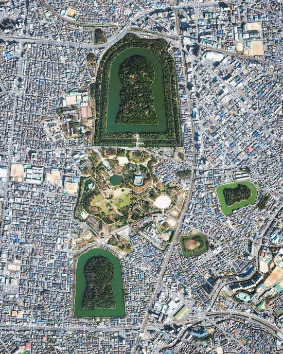 У Японії археологи знайшли стародавні гробниці у формі замкової щілини. Фото з супутника