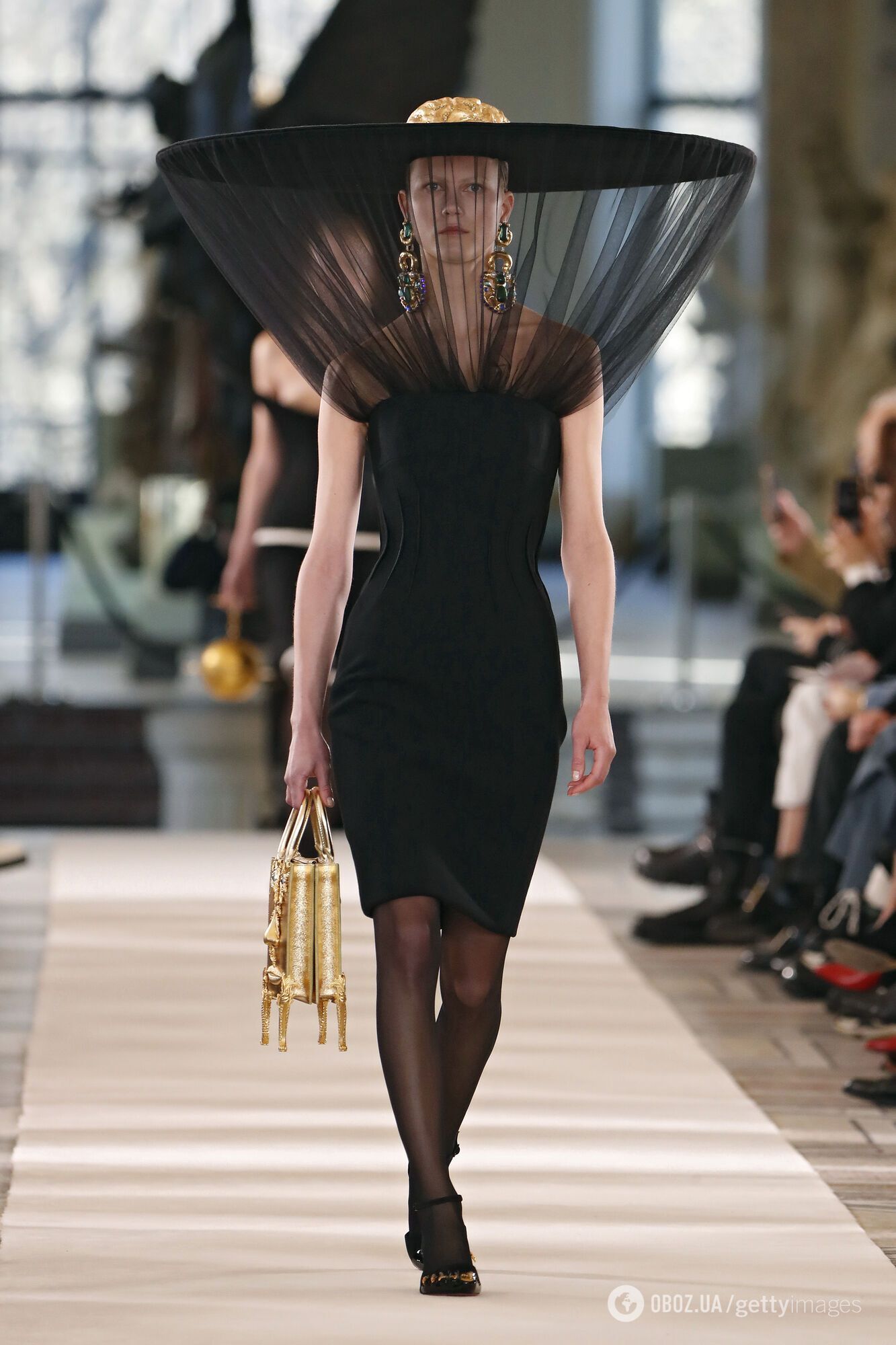 Schiaparelli Couture продемонстрировал массивные аксессуары