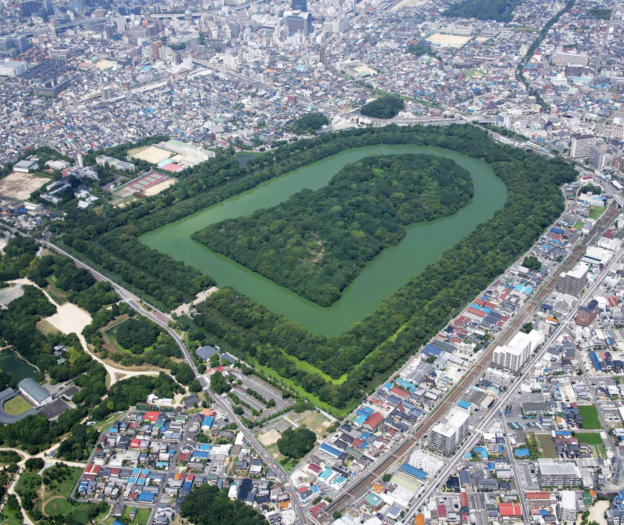 У Японії археологи знайшли стародавні гробниці у формі замкової щілини. Фото з супутника