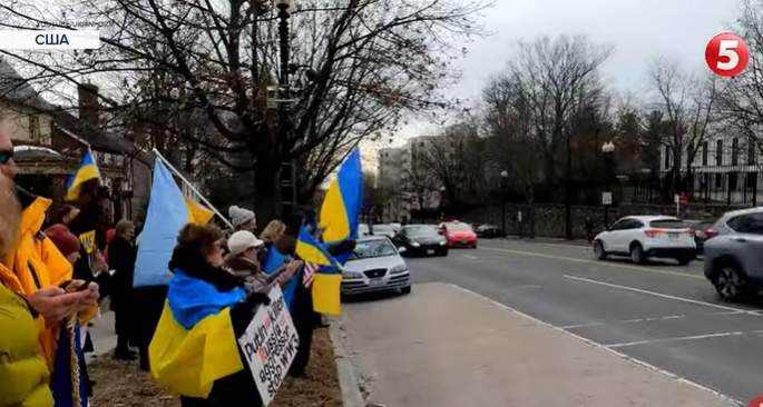 Мітингувальники біля посольства РФ.
