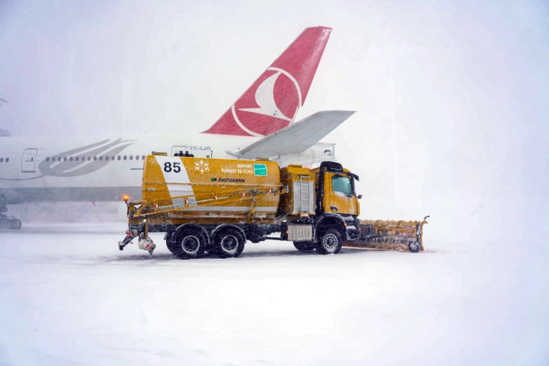 Из-за сильного снегопада пришлось закрыть аэропорт Стамбула