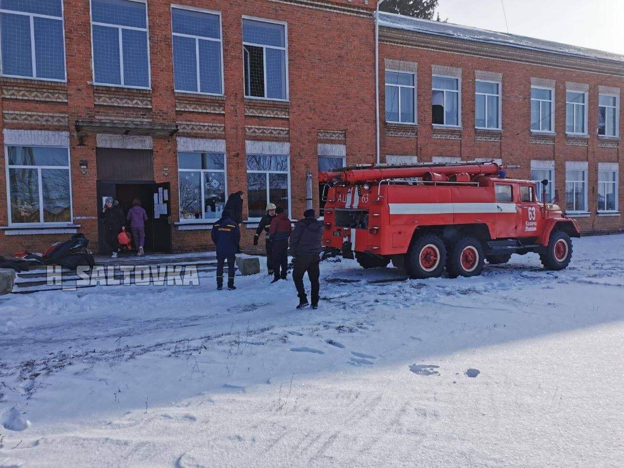 Спасатели получили звонок о пожаре из школы в 09:50