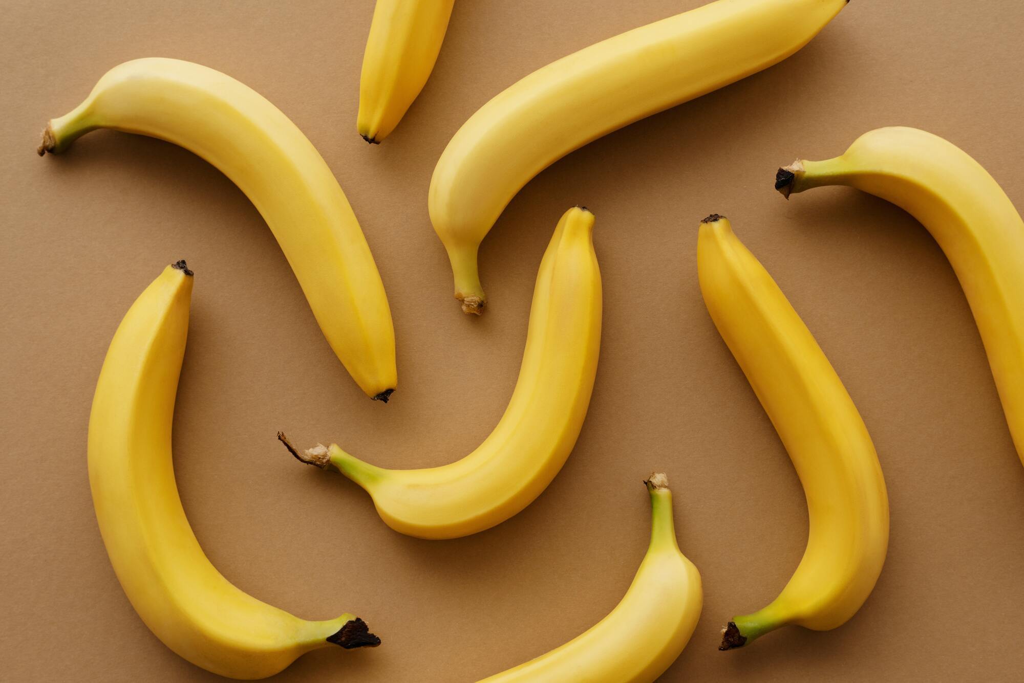 Положите зеленые бананы в микроволновку