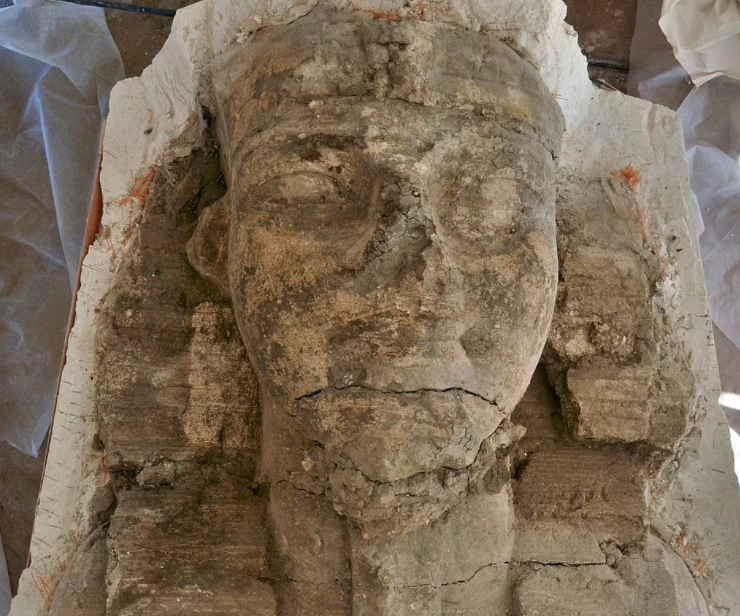 В Египте нашли гигантские статуи деда Тутанхамона. Фото из гробницы