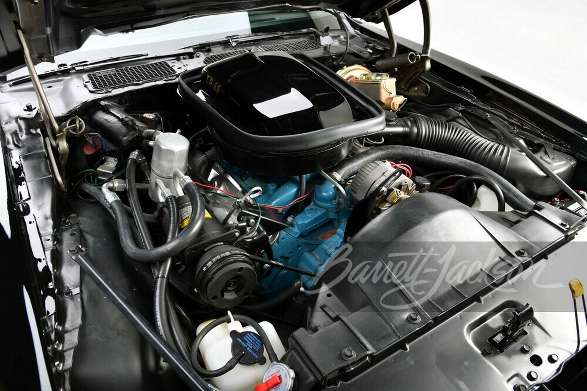 Под капотом машины располагается 6,6-литровый мотор Pontiac V8, который развивает мощность 182 л.с.