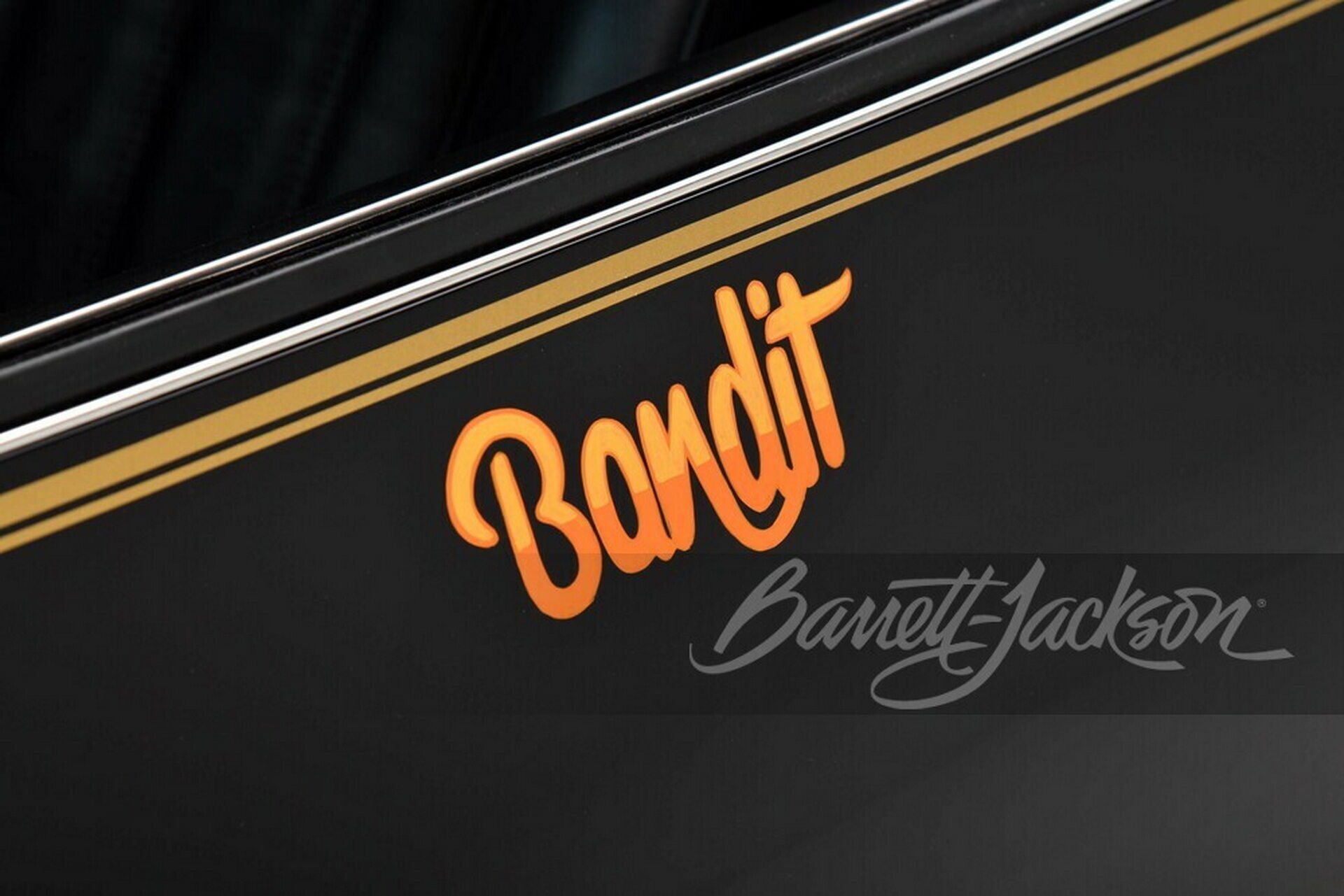 Машину Рейнольдса украшают декоративные надписи "Bandit" и фирменная символика модели