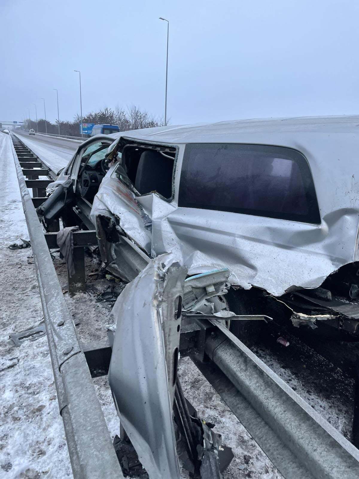 Мікроавтобус на швидкості в'їхав у відбійник.