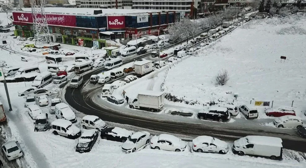 У Стамбулі продовжують боротися із наслідками сильного снігопаду: через негоду там застрягли українці. Фото