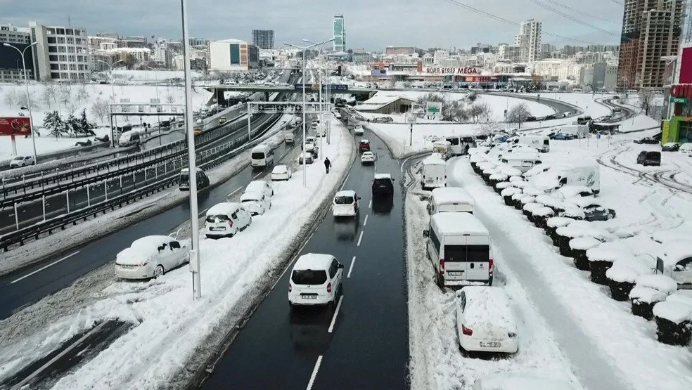 У Стамбулі продовжують боротися із наслідками сильного снігопаду: через негоду там застрягли українці. Фото