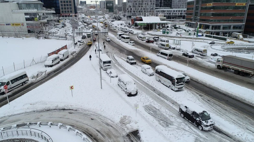 В Стамбуле ведутся работы по ликвидации последствий снегопада
