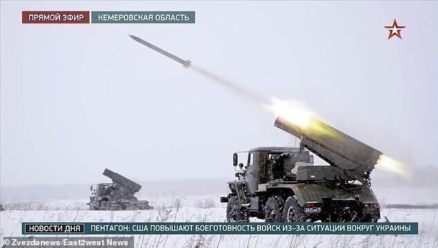 Российские военные запускают ракеты во время артиллерийских учений в Кемеровской области