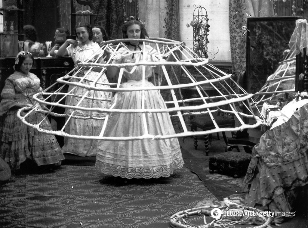 Кринолины появились в 1829 году.