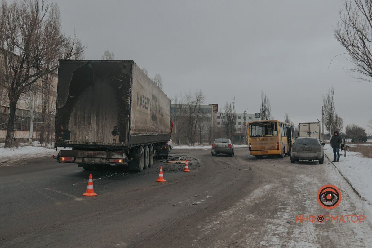 В Днепре произошло ДТП с участием фуры Volvo и маршрутки "Богдан"