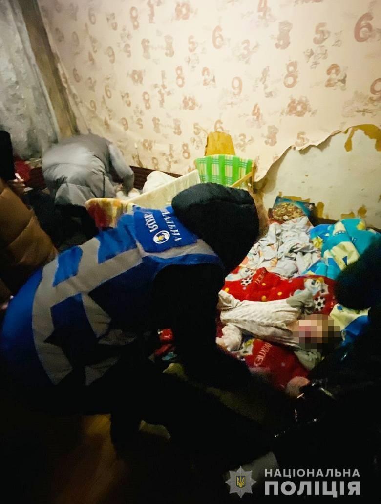 Малыши жили в забитой мусором квартире, фото 2