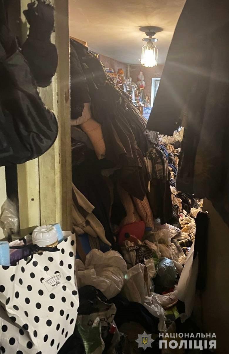 Малыши жили в забитой мусором квартире, фото 3