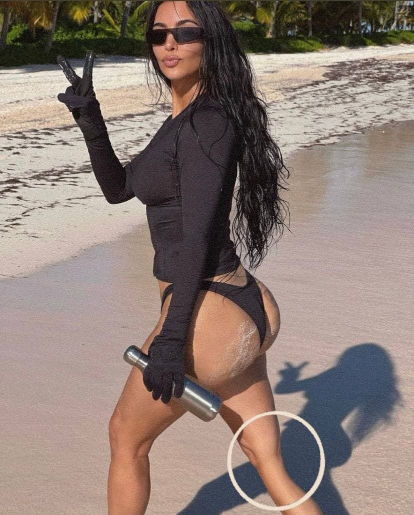Ким Кардашьян удалила фотографию в бикини по отдыху из-за подозрений в фотошопе