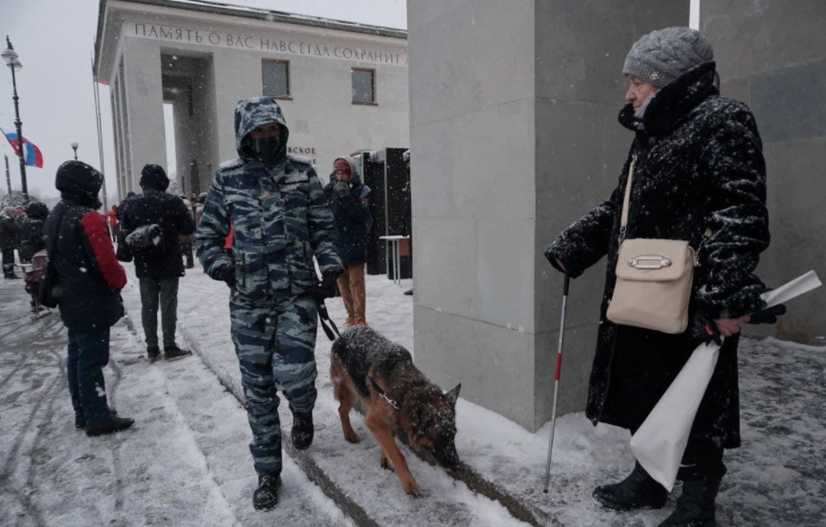 Пенсионерку не пропускают на могилу к близким.