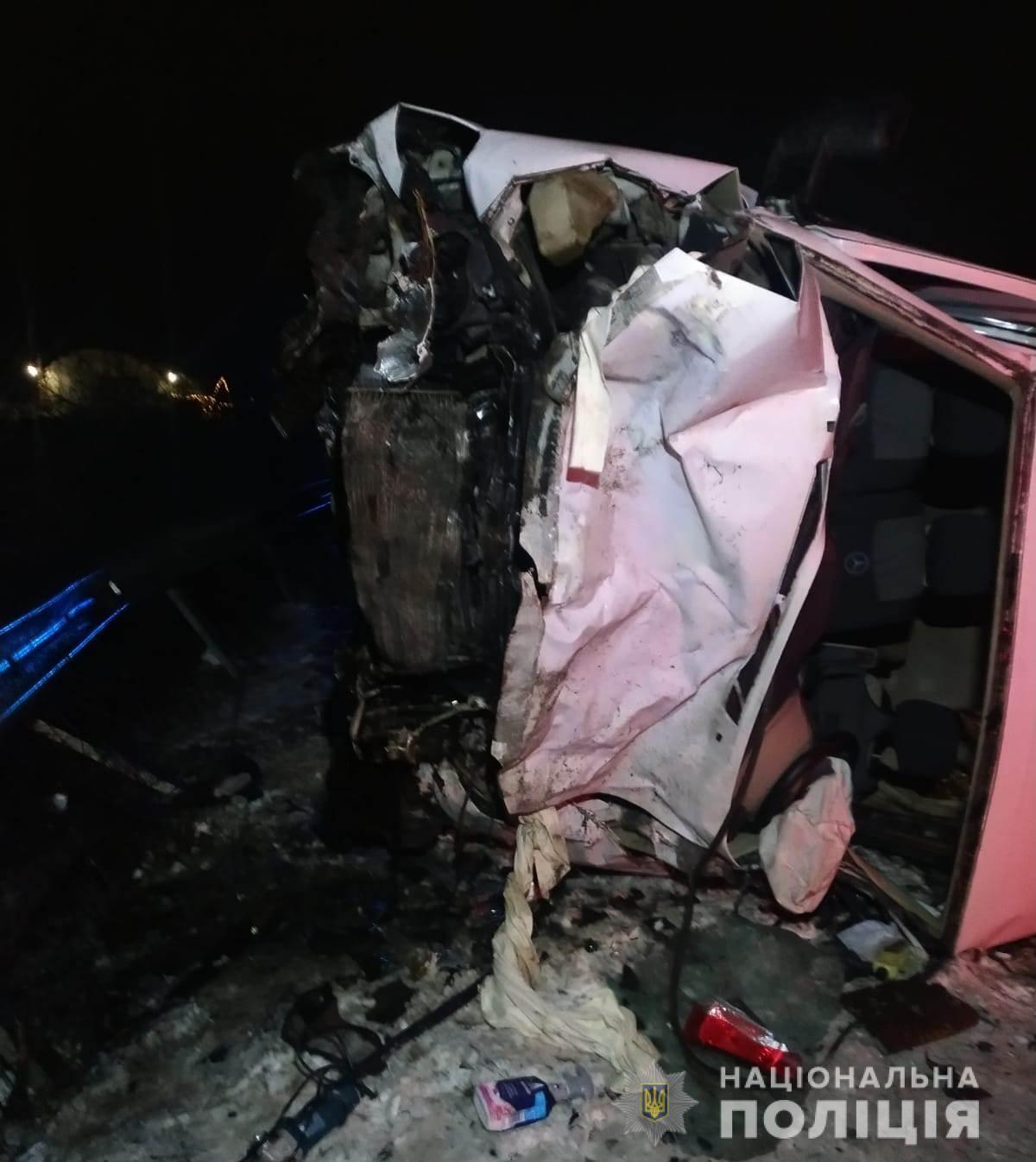 Водій та пасажир Mercedes постраждали