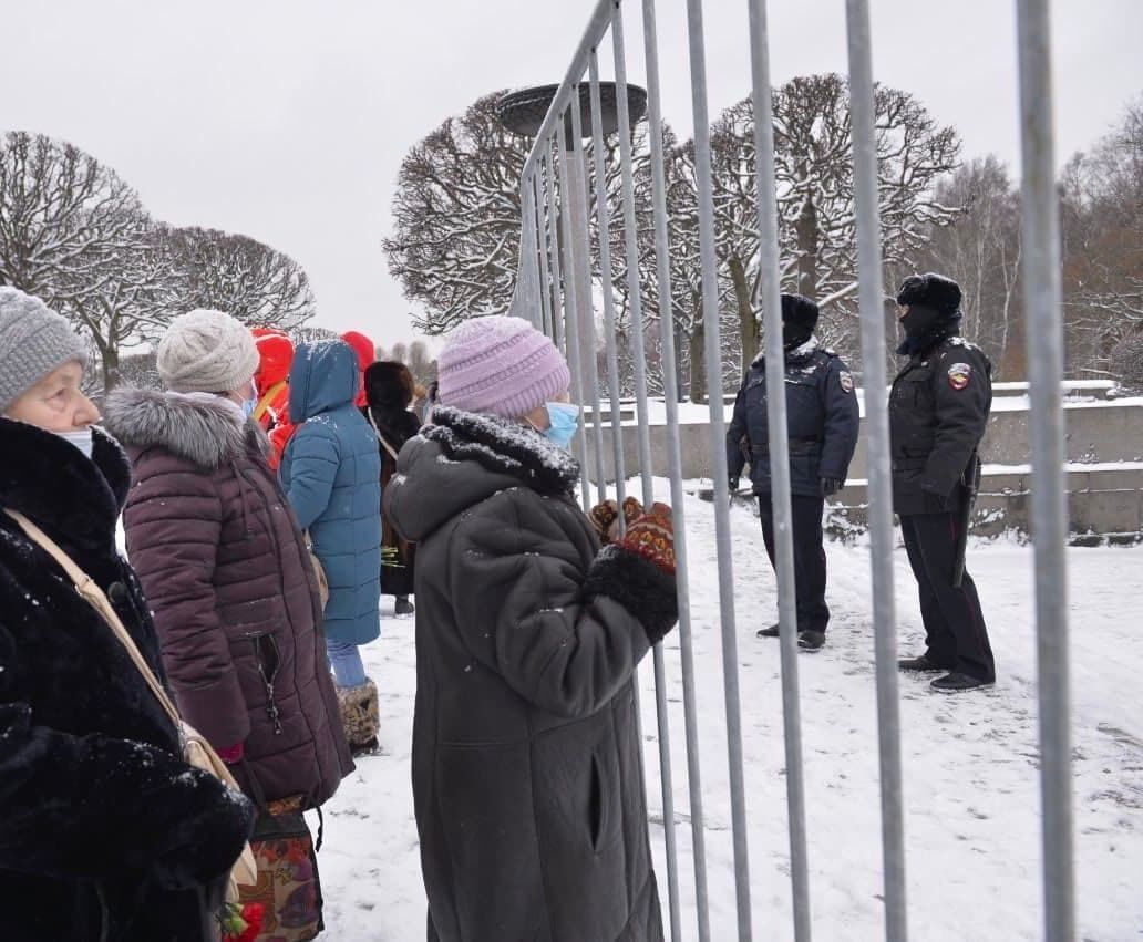 Пенсіонери змушені залишатися за парканом.