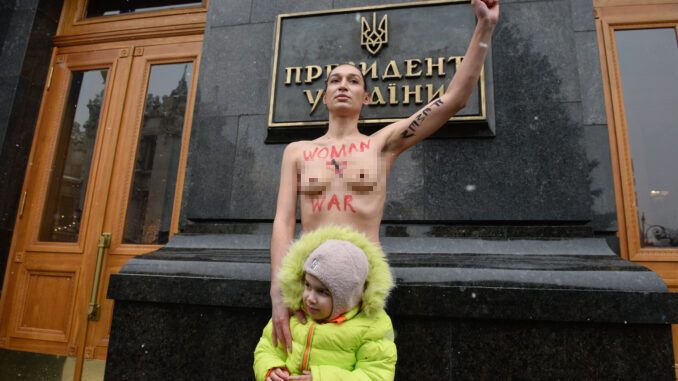 Полуобнаженная активистка Femen устроила пикет с ребенком