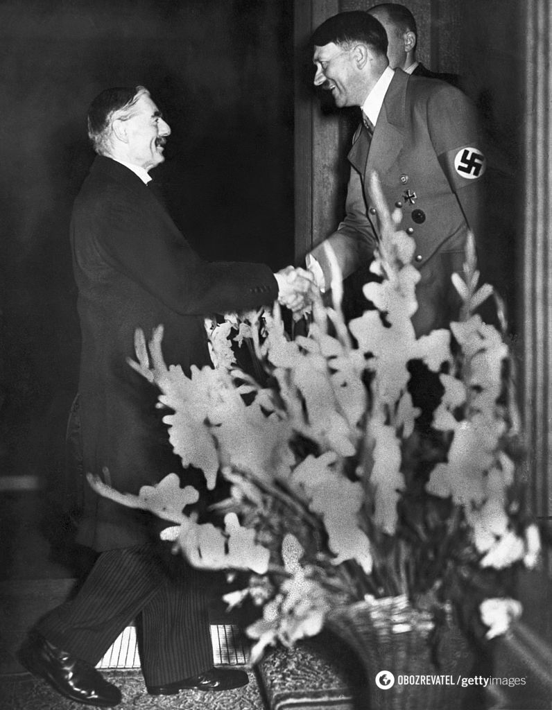 Прем'єр-міністр Невілл Чемберлен із канцлером Адольфом Гітлером.