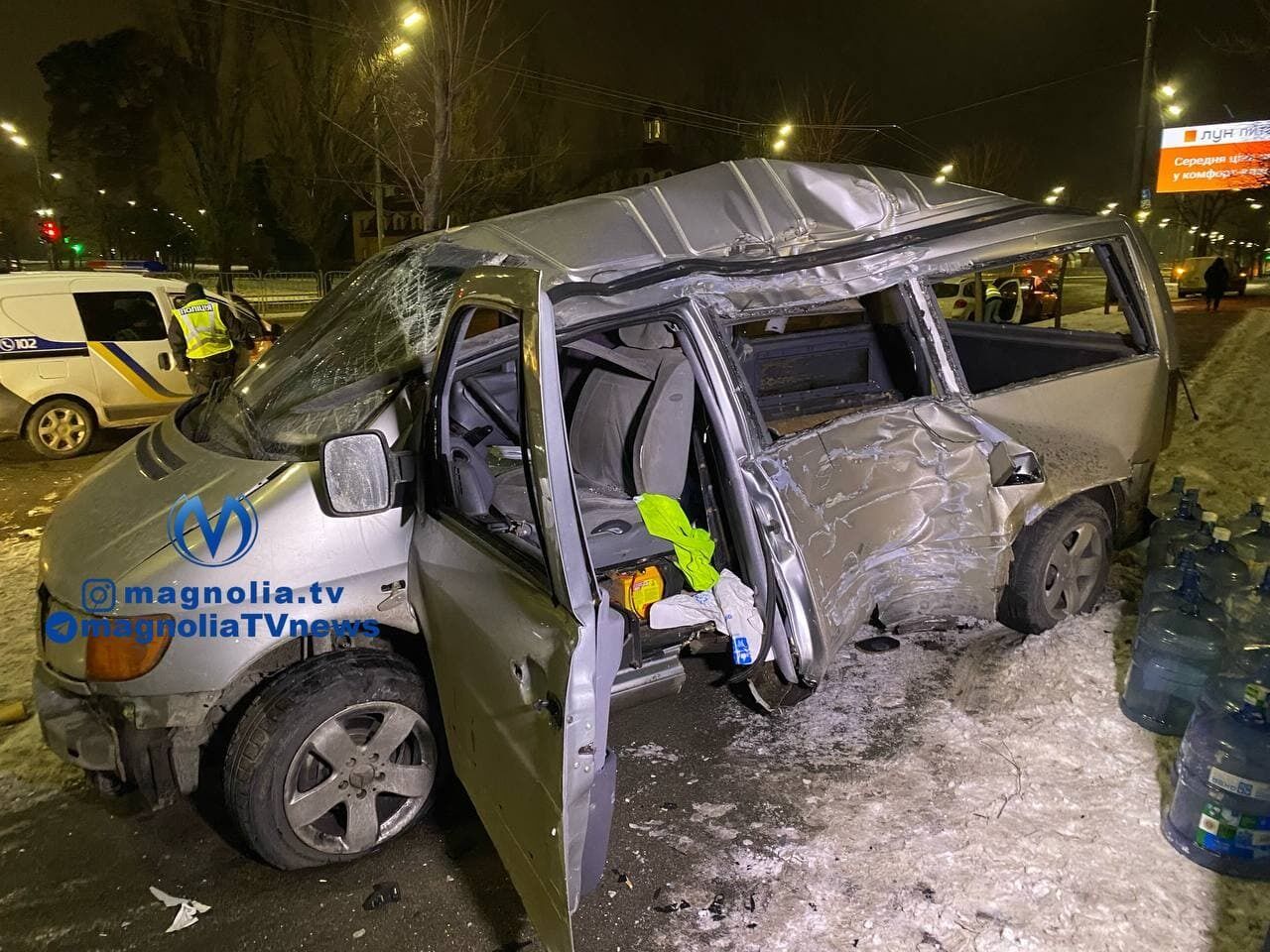 Mercedes в'їхав у електроопору.