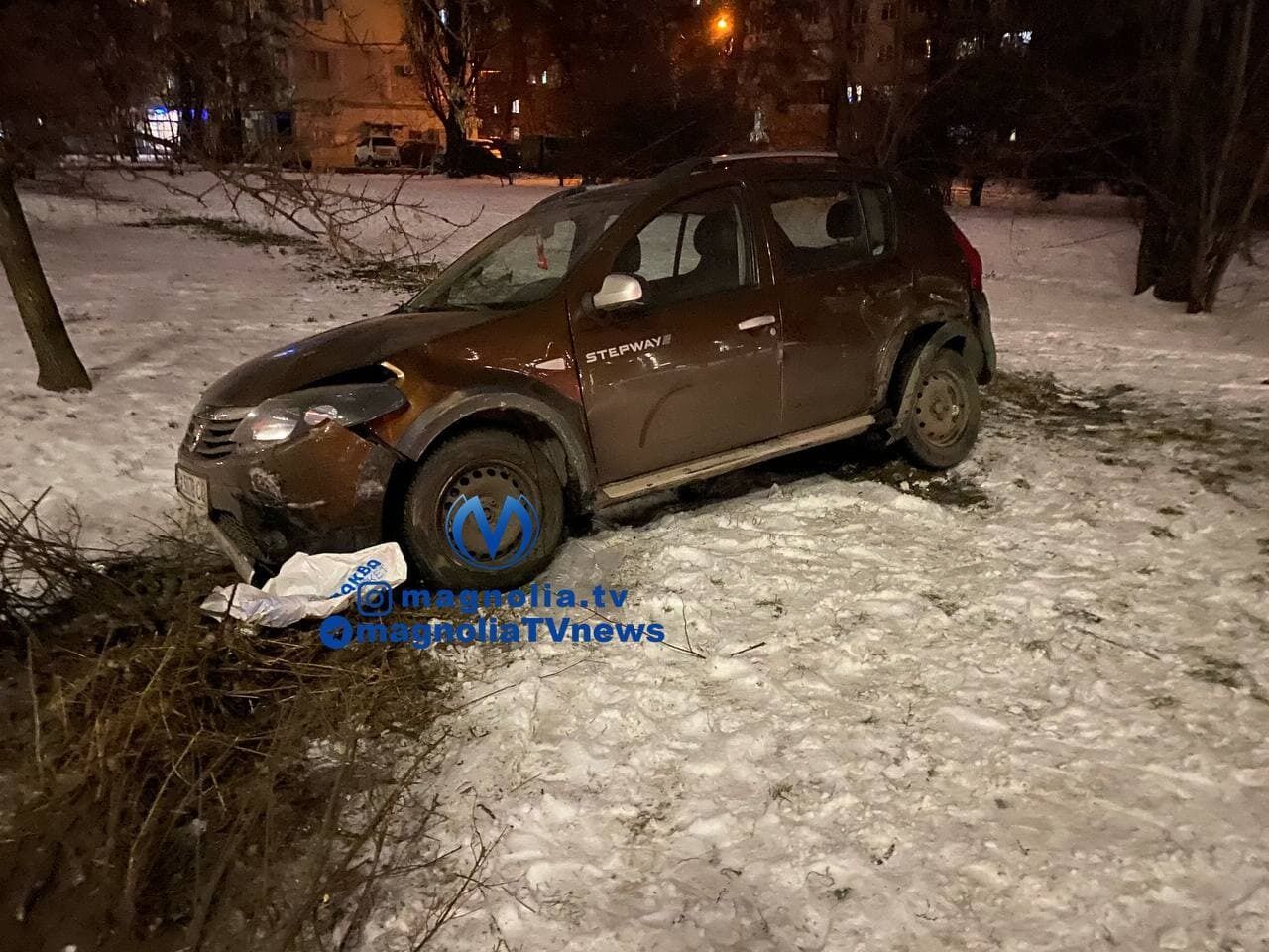 После столкновения Dacia выехала на тротуар.