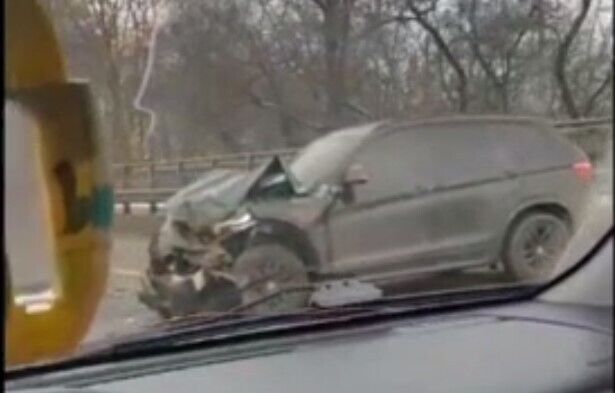 Водитель BMW протаранил машину инкассаторов.