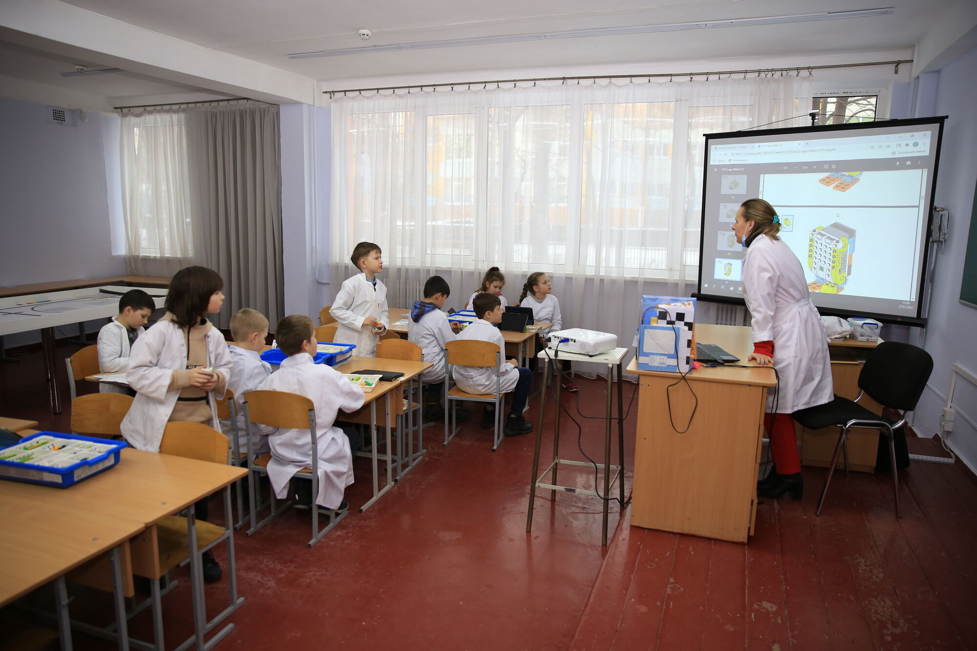 Школа має STEM-лабораторію, де учні можуть на практиці вивчати природничі дисципліни