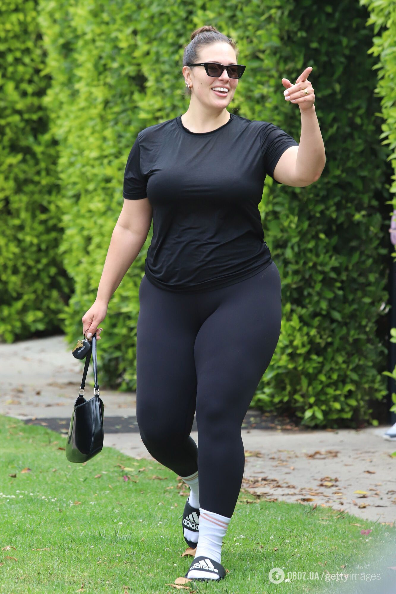 Подобный образ привлекает внимание и кричит, что его обладательница комплексует