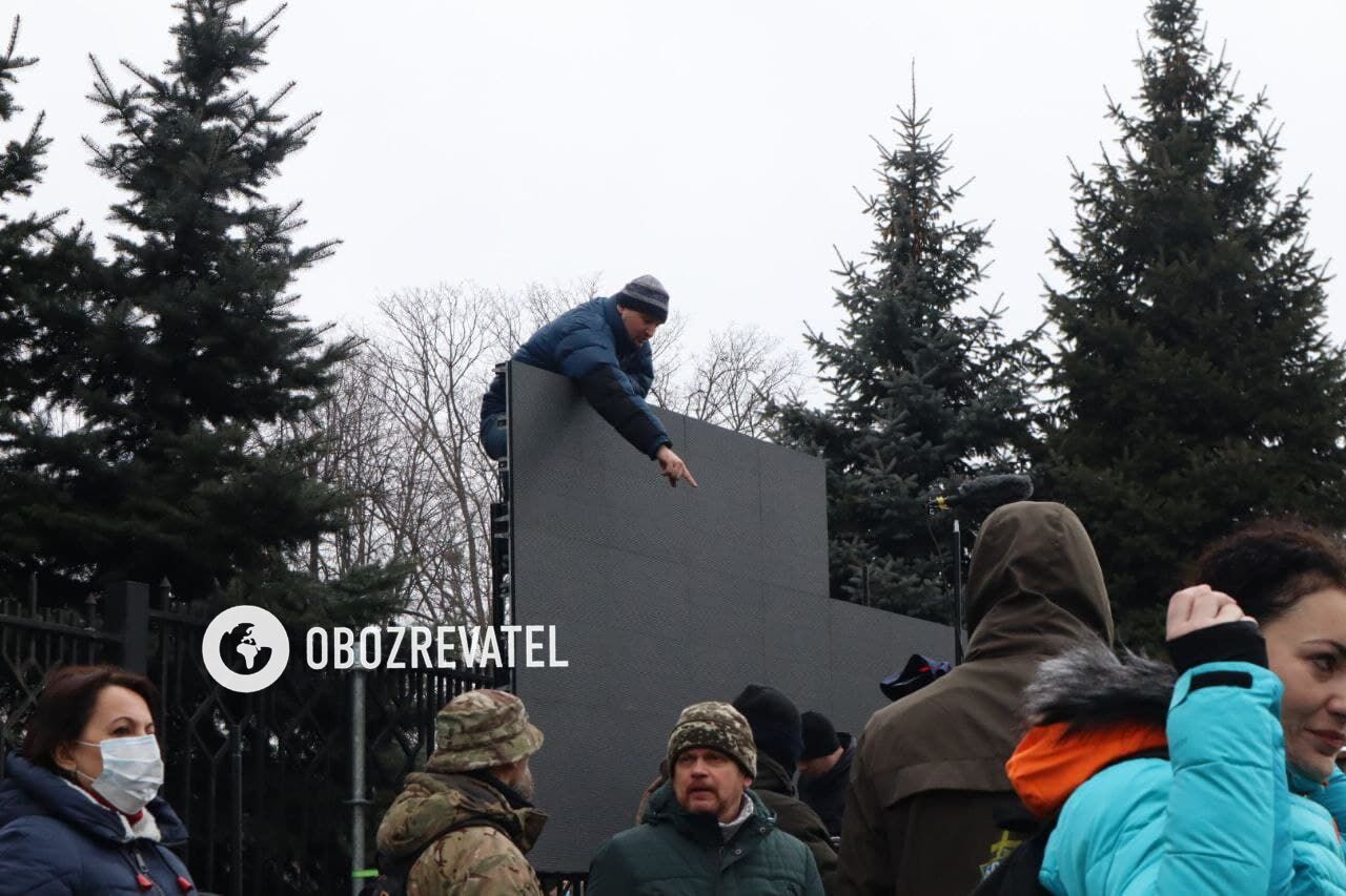 Киевский апелляционный суд рассмотрит дело Порошенко: под зданием уже собрались сторонники политика. Фото