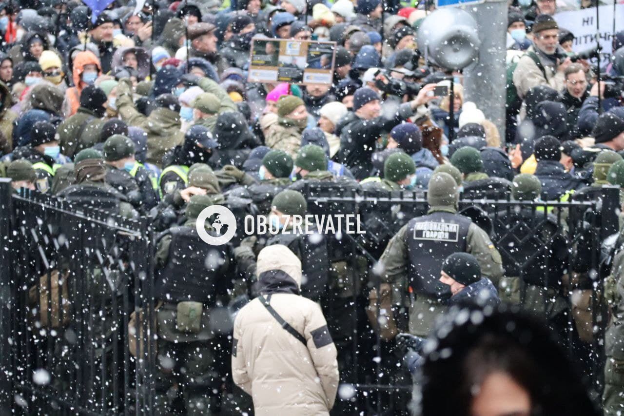 Под судом собрались сотни сторонников Порошенко