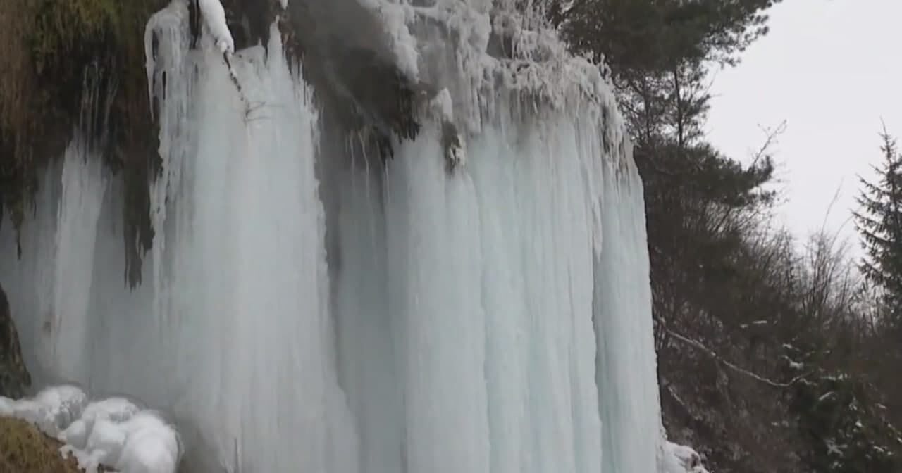В Румынии из-за холодов замерзли несколько водопадов. Фото и видео