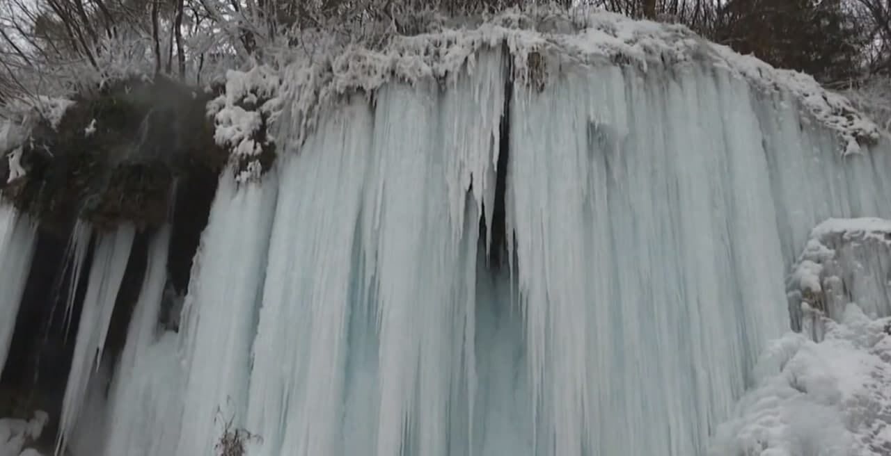 В Румынии из-за холодов замерзли несколько водопадов. Фото и видео