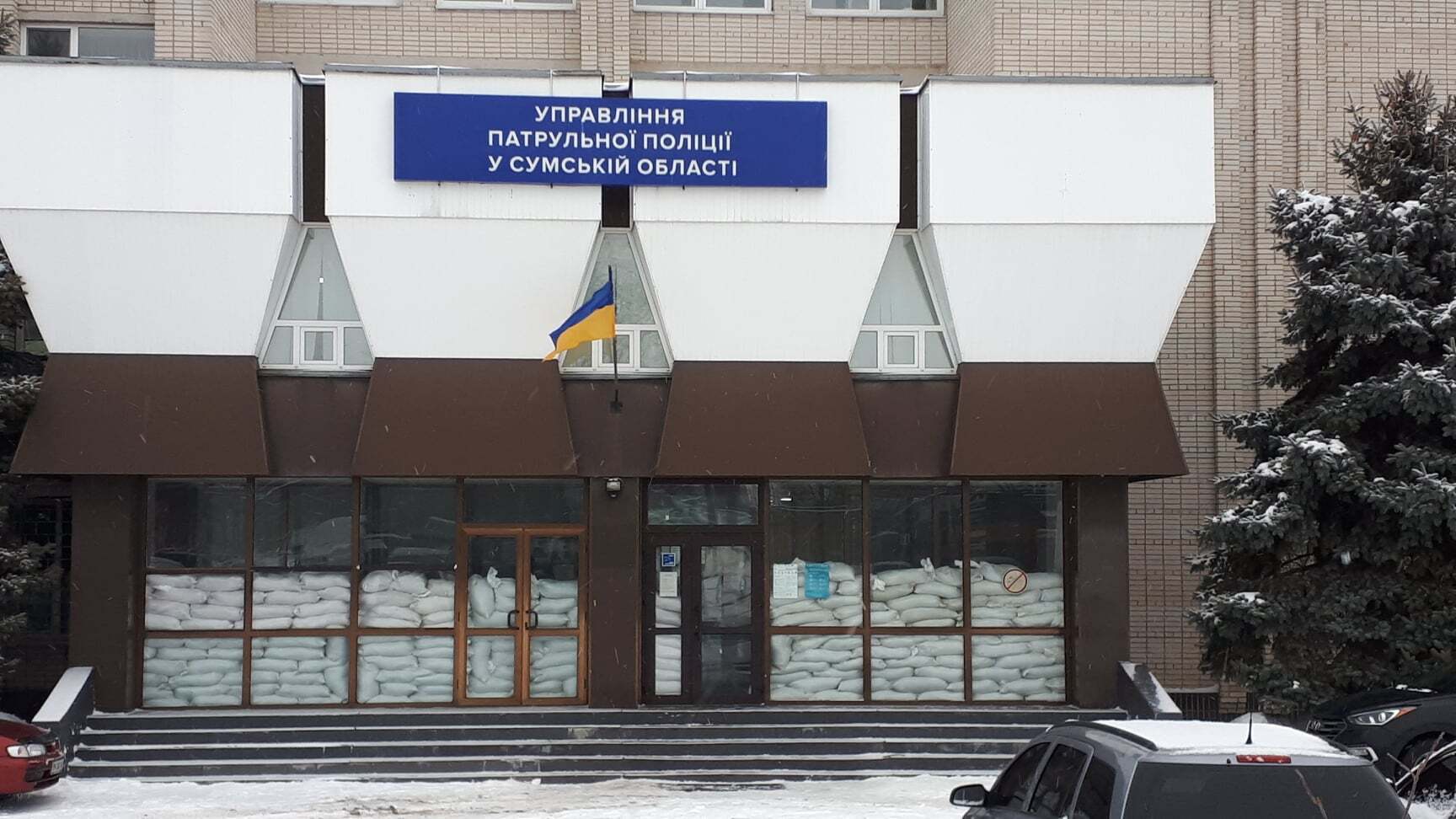 Вход в Управление патрульной полиции Сумской области закрыли мешками.