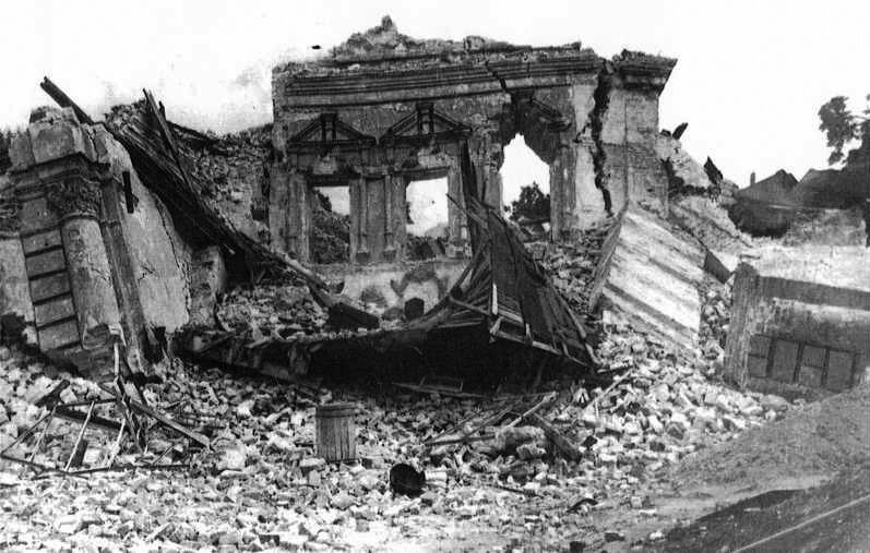 Руины собора Михайловского монастыря после подрыва 14 августа 1937 года.