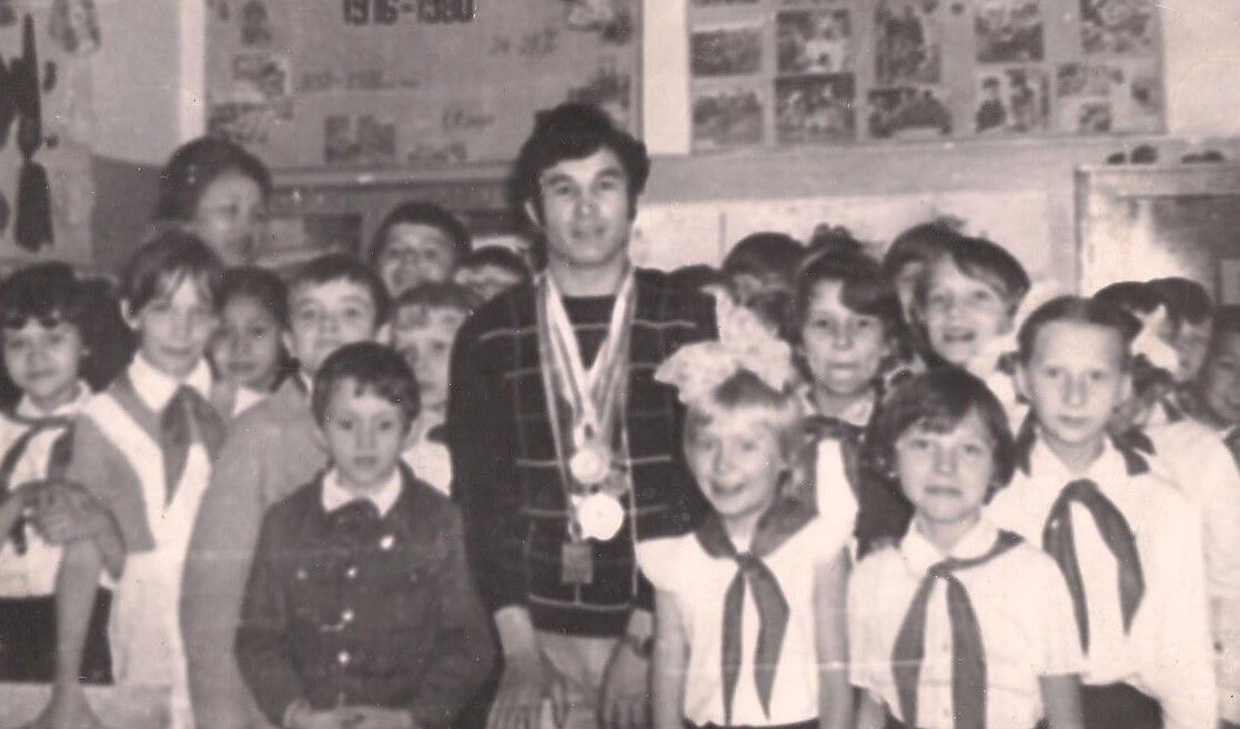 Шамиль Сериков с юными болельщиками.