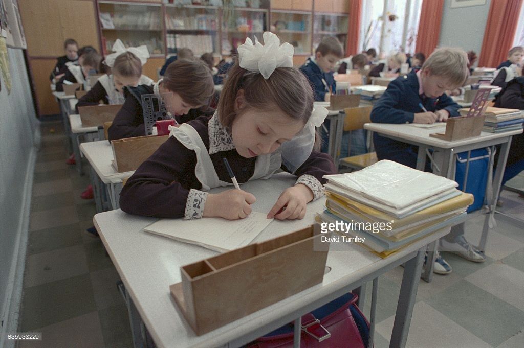 Пирсинг, кросовки, шариковые ручки: что категорически запрещали в советских школах